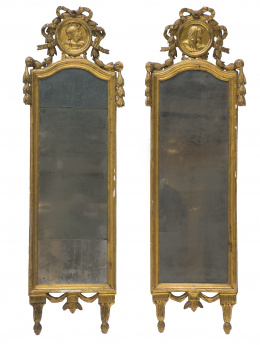 1226.  Pareja de espejos Carlos IV en madera tallada y dorada, con bustos en tondos y cintas.Trabajo español, ffs. del S. XVIII.
