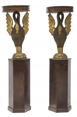 659.  Pareja de peanas fernandinas de madera tallada de caoba y madera dorada, en forma de cisnes.Trabajo mallorquín, 1820-30.
