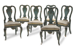 1223.  Juego de ocho sillas en madera tallada y policromada de estilo reina Ana.Trabajo levantino, S. XVIII.