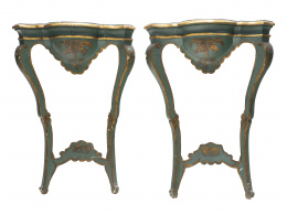 1225.  Pareja de consolas rinconeras Carlos III en madera tallada, policromada y dorada.Trabajo español, S. XVIII.