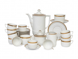 565.  Juego de café y té de porcelana con filo dorado.Bavaria, Alemania pp. del S. XX.