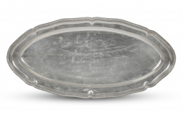 555.  Fuente ovalada de plata de contorno ingletado. Con marcas ley 916.Matilde Espuñes, (1909-1950).