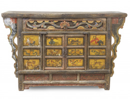 1088.  Aparador en madera tallada y policromada.China, S. XIX