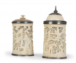 753.  Dos botes cilíndricos de marfil tallado y calado, con monturas de plata con decoración de escenas de la vida cotidiana.Trabajo cantonés, mediados del S. XIX. 