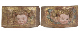 804.  Dos remates en madera de pino tallada, policromada y dorada con cabezas de ángeles.Trabajo castellano, S. XVI.