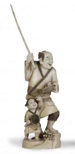 751.  Okimono de marfil tallado con pescador con caña y niño.Japón, periodo Meiji, S. XIX.