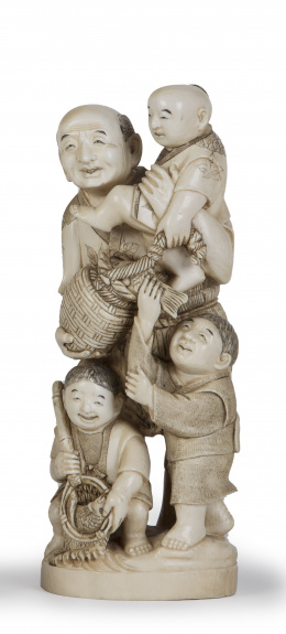 752.  Okimono de marfil tallado con padre con tres niños.Japón, periodo Meiji, S. XIX.