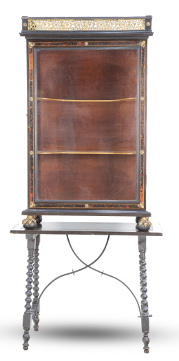 686.  Vitrina de madera de carey, palosanto y boj, siguiendo modelos del S. XVIII.Trabajo español, S. XIX.