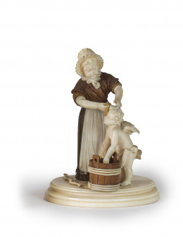 1192.  Anciana lavando un angelito.Figura de marfil tallado y madera.h. 1900.