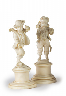 1190.  Pareja de niños, uno con insecto y otro con jarro que se rompe.Figuras de marfil tallado.S. XIX.