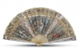 1052.  Abanico brisé de niña con varillaje de pasta pintado con escena galante y nácar simulado.Francia, h. 1900