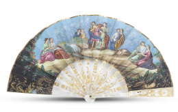 628.  Abanico con país de papel con escena pintada con una alegoría del amor y varillaje de nácar calado y parcialmente dorado. Mediados del S. XIX.