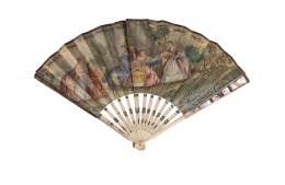 685.  Abanico con varillaje de hueso con restos de dorado y nácar y país de papel pintado y dorado con escena galante, en el reverso personajes orientales.S. XIX.