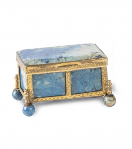 669.  Cajita en lapislázuli montada en bronce dorado.Francia, h. 1830-1840.