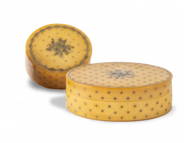 670.  Lote de dos cajitas imperio de símil carey e incrustaciones de metal.Francia, pp. del S. XIX.