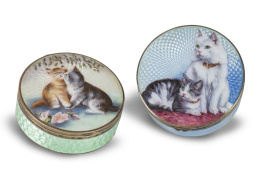 661.  Lote de dos cajitas en esmalte guilloché decoradas con gatos.Francia, ff. del S. XIX.