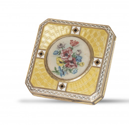 668.  Cajita de esquinas achaflanadas de esmalte guilloché amarillo con miniatura pintada de flores.Francia, pp. del S. XX.
