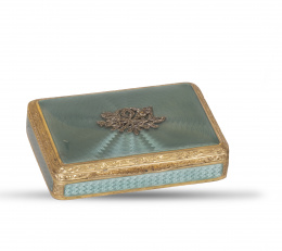 667.  Caja de plata y plata vermeille, en esmalte guilloché azul turquesa, con aplicación de cristal de "strass" en la tapa. Con marcas frustas, ley 935.Francia, S. XIX.