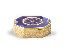 1287.  Cajita esmaltada en azul y metal dorado con esquinas achaflanadas.S. XIX.