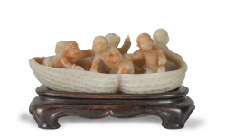 630.  Figura en jade con personajes en una barca con forma de cacahuete. Con marcas.China, dinastía Qing, S. XIX.