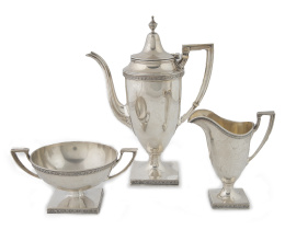 1233.  Cafetera, lechera y azucarero de plata, con decoración de meandros cuadrados.Gorham Sterling, años 30.