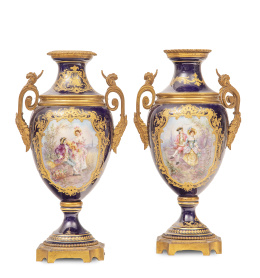 673.  Pareja de jarrones de porcelana esmaltada en azul real y dorada montados en bronce dorado, a la manera de Sévres.Francia, ff. del S. XIX.