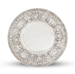 550.  Salvilla de pie bajo de plata repujada. Ley 916.Matilde Espuñes, (1909-1950).