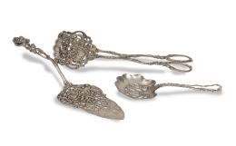 730.  Juego de pinzas, pala y cuchara para espolvorear de plata, decorados con rosas.S. XIX.