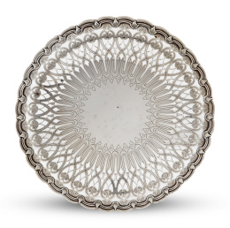 555.  Salvilla de pie bajo con decoración calada, grabada y moldeada en plata sterling ley 925. Con marcas.John C. Moore para Tiffany & Co. (1907-1947).