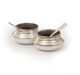556.  Dos especieros de plata con cucharitas. Con marcas.Al-Mansura, Egipto (1916-1966).