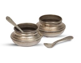 731.  Dos especieros de plata con cucharitas. Con marcas.Al-Mansura, Egipto (1916-1966).