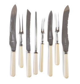 570.  Lote de ocho cubiertos con mangos de marfil, pp. del S. XX.