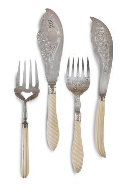 564.  Lote de cuatro cubiertos de servir con mango de marfil acanalado.S. XIX.