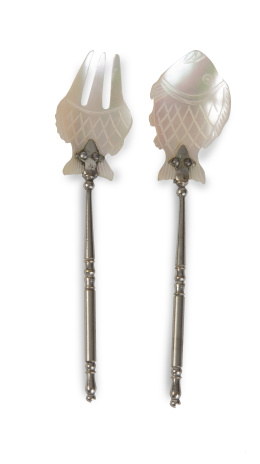 1226.  Cuchara y tenedor para caviar rematados en conchas, con forma de pez.