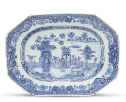 621.  Fuente ochavada de porcelana esmaltada en azul y blanco de Compañía de Indias con un jarrón.China, S. XVIII.