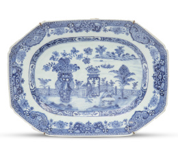 597.  Fuente ochavada de porcelana esmaltada en azul y blanco de Compañía de Indias con un jarrón.China, S. XVIII.