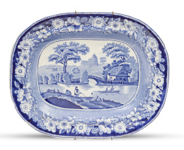 577.  Fuente de loza estampada en azul y blanco de la serie "Wild rose".Inglaterra, S. XIX.