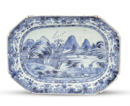 622.  Fuente ochavada de porcelana esmaltada de Compañía de Indias en azul y blanco con un paisaje.China, ff. del S. XVIII.