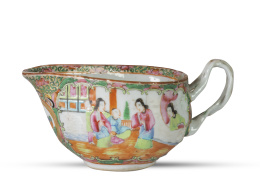 574.  Cremera de porcelana esmaltada de familia rosa.Cantón, S. XIX.