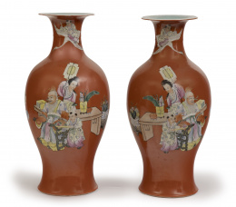 717.  Pareja de jarrones en porcelana esmaltada decorados con personajes en la vida cotidiana.China, ff. del S. XIX- pp. del S. XX.
