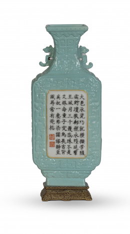 848.  Jarroncito de porcelana esmaltada.China, pp. del S. XX.