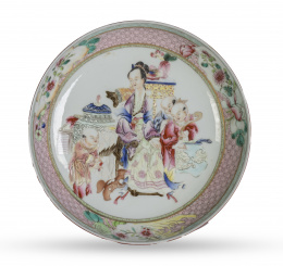 840.  Plato hondo de porcelana esmaltada de Compañía de IndiasChina, dinastía Qing, S. XVIII.