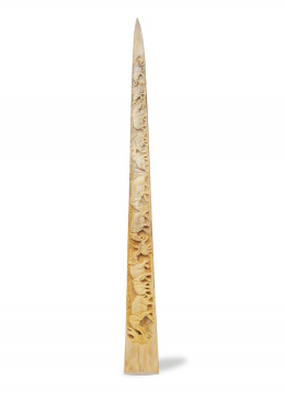 725.  Pico de pez espada tallado con elefantes de varios tamaños.Trabajo maorí, años cuarenta.