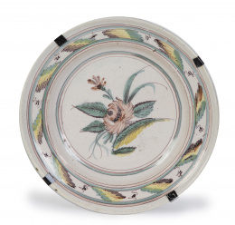 545.  Plato de cerámica esmaltada con flor.Manises, S. XX.
