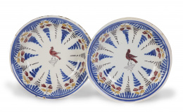 1091.  Pareja de platos de cerámica esmaltada con pajarito.Talavera, S. XIX.