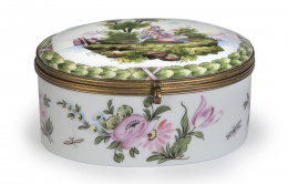 719.  Caja oval en loza con escena galante y decoración floral.Francia, S. XIX.