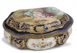 1345.  Caja en porcelana esmaltada siguiendo modelos de Sèvres, último cuarto del S. XIX.