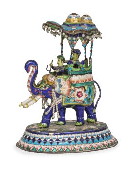 635.  Elefante con palanquín en esmalte policromado.India, S. XX.