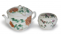 1351.  Lote de tetera y cajita de porcelana esmaltada.China, S. XIX.