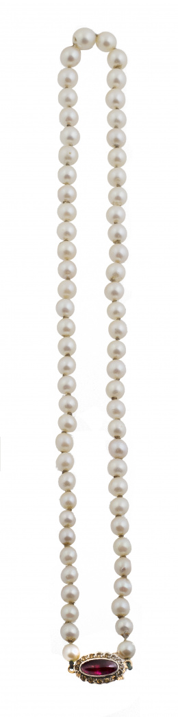 116.  Collar de un hilo de perlas cultivadas de tamaño graduado, con cierre oval